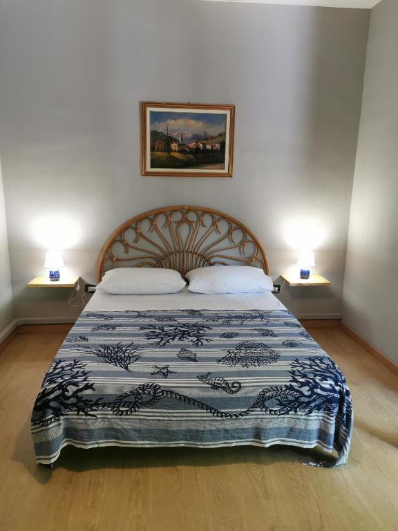 une chambre avec un grand lit avec deux lampes dans l'établissement Dimora La Fenice, à Licola