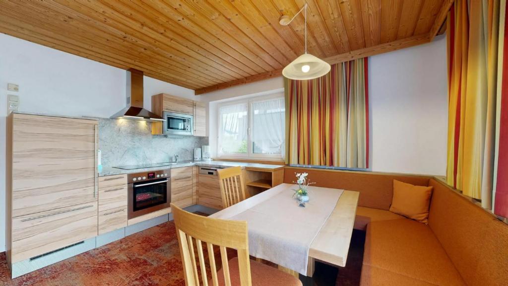 Kuchyň nebo kuchyňský kout v ubytování Landhaus Foidl