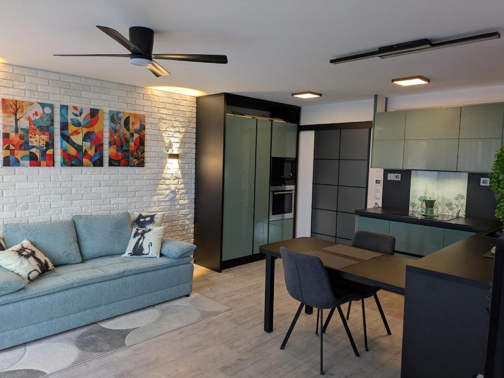 un salon avec un canapé bleu et une table dans l'établissement Les 3 Zepp, à Turckheim