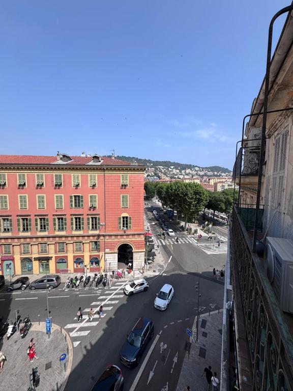 - une vue sur une rue de la ville avec des voitures et des bâtiments dans l'établissement PORT NICE: Very nice 3 rooms, à Nice