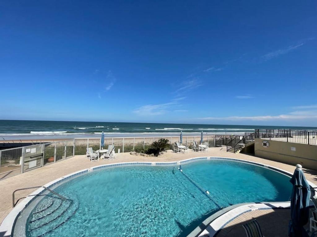オーモンド・ビーチにあるCozy Ocean Condo with Pool & Moreのビーチを望むスイミングプール