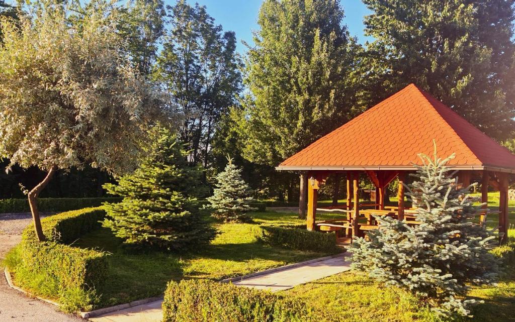 グラボヴァツにあるSEDRA Holiday Resort-Adults Only-Bed & Breakfastの木々の集まる公園内の展望台