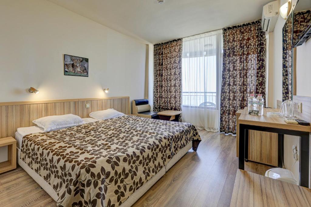 Double or Twin Room with Sea View (2 Adults + 1 Child)