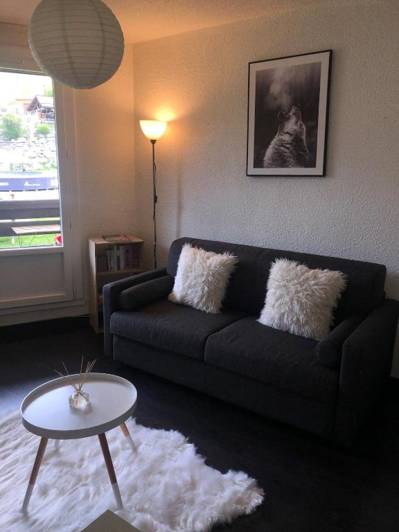 un salon avec un canapé et une table dans l'établissement Studio 4 pers rénové, vue pistes - Les Orres 1650, à La Celle-sous-Gouzon