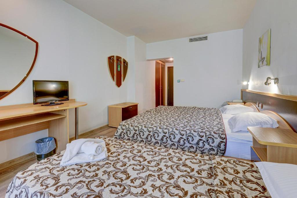 Double or Twin Room with Extra Bed (3 Adults)