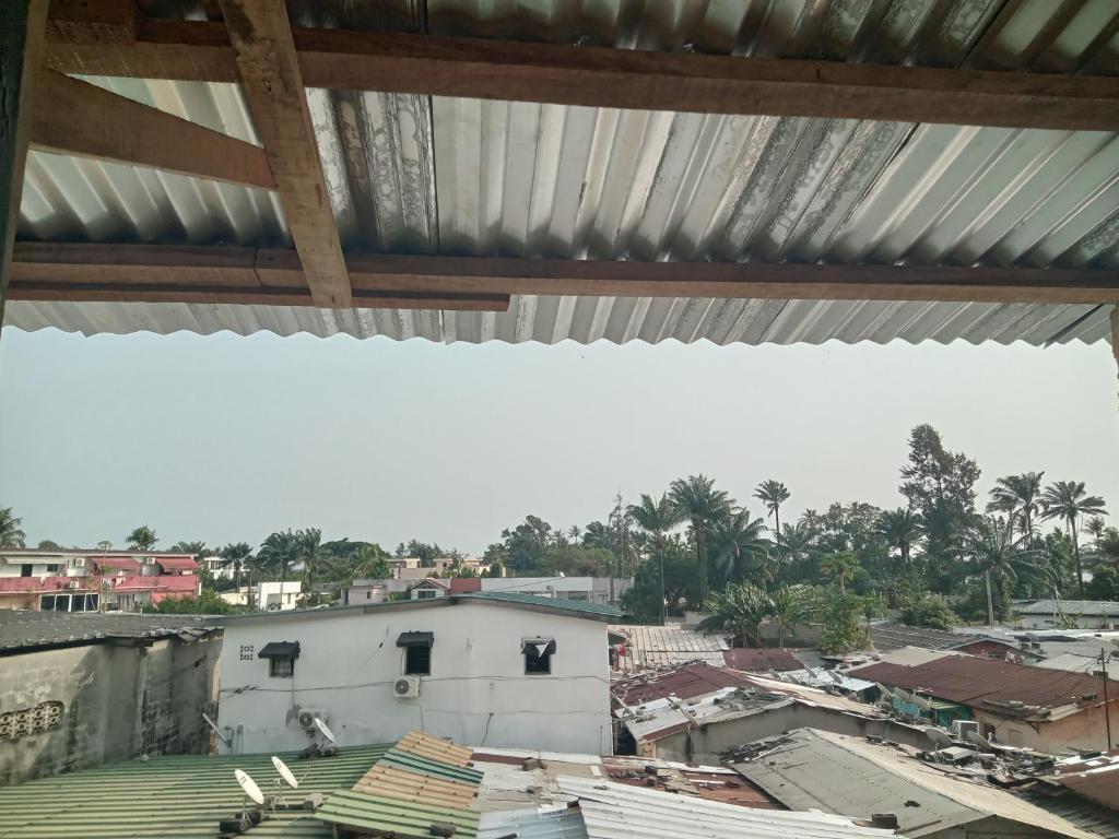 una vista dal tetto di un edificio di Chris a Abidjan