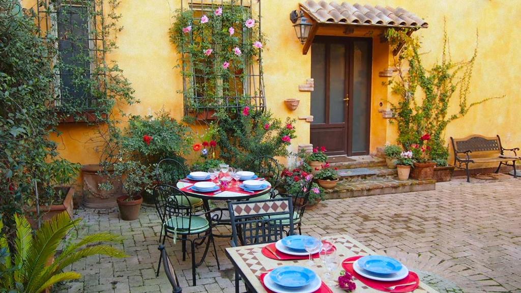 patio ze stołem i krzesłami przed budynkiem w obiekcie La Piazzetta di Roma w Rzymie