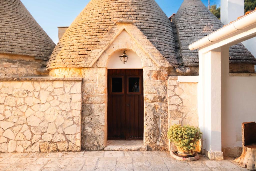 a building with a brown door with a roof at Trulli al Chiaro di Luna in Putignano