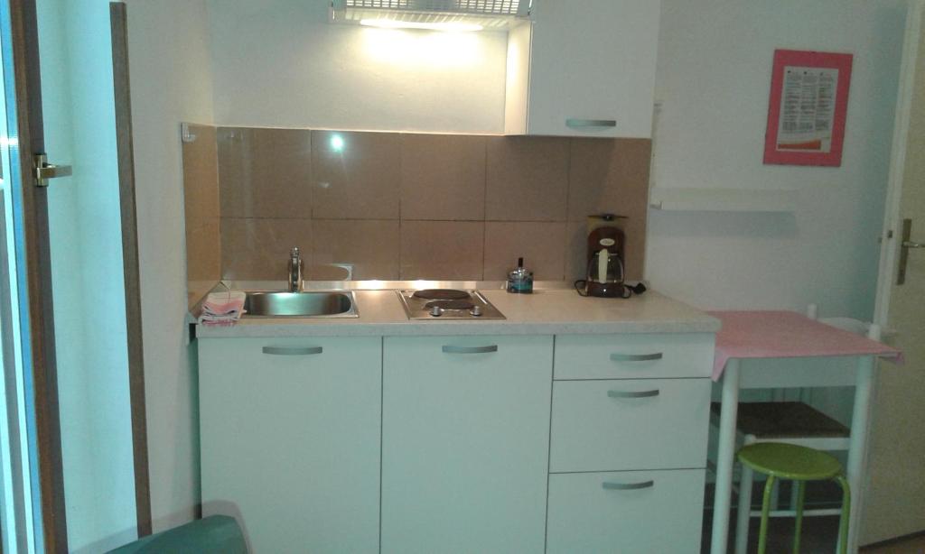 Kuchyň nebo kuchyňský kout v ubytování Apartments Mare Losinjska 16