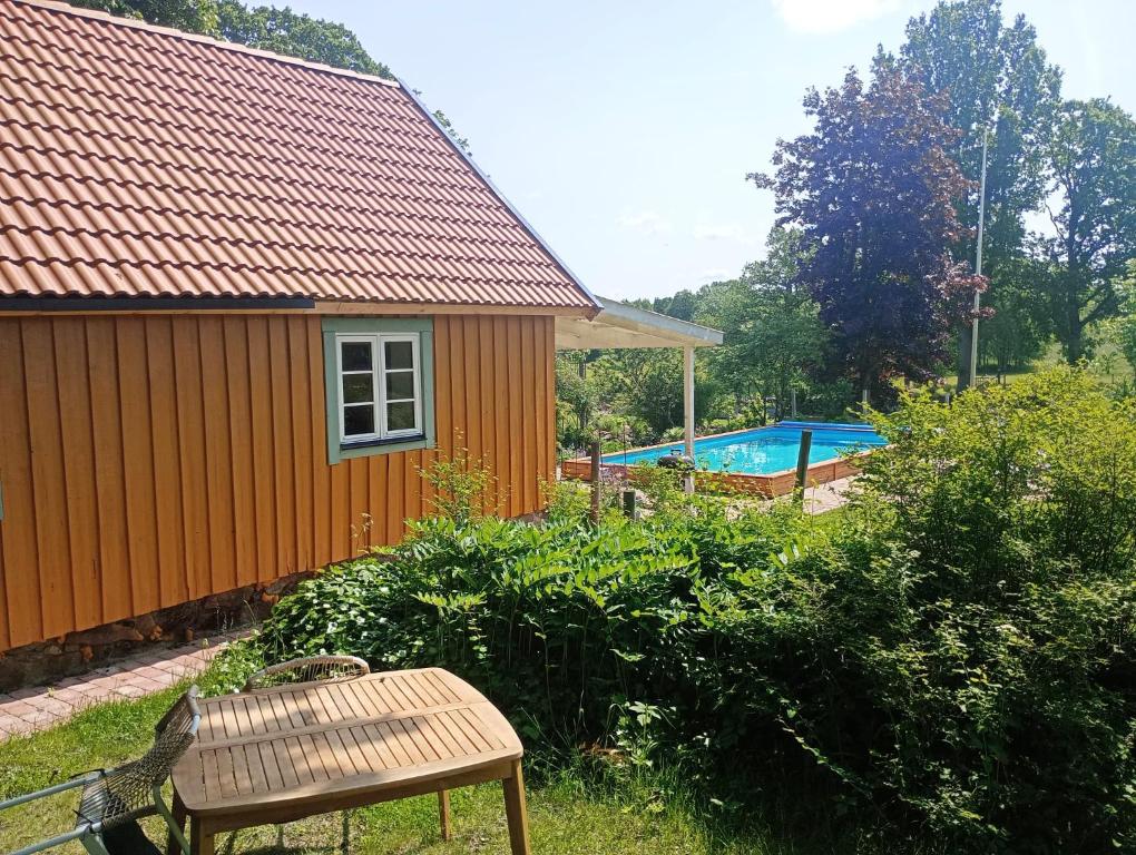 Bazén v ubytování Damwildfarm in Rollerbü Südschweden nebo v jeho okolí