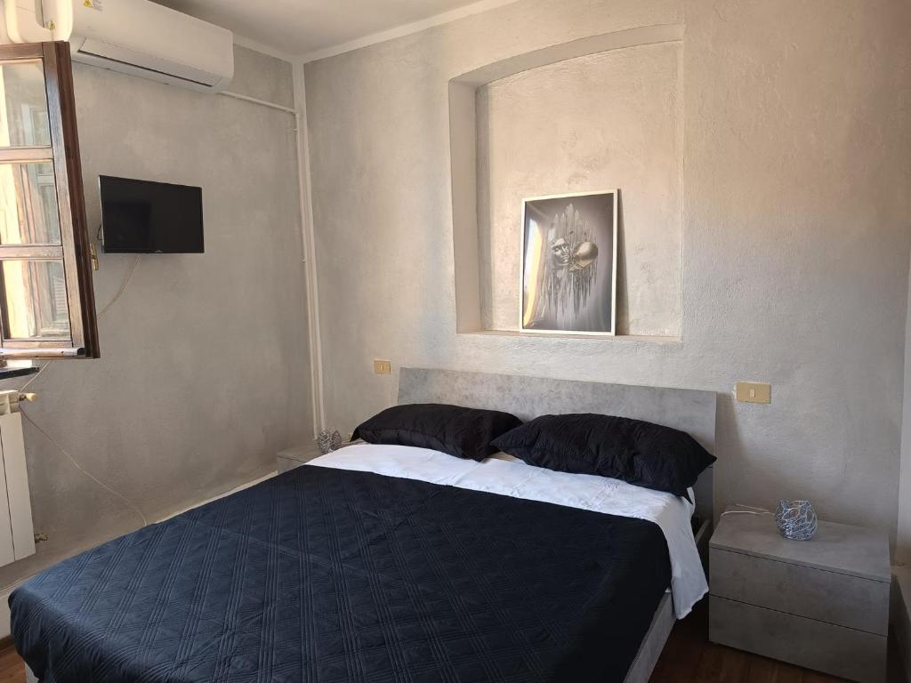 QuilianoにあるLa Torretta Casa vacanza con giardinoの青い掛け布団が敷かれたベッドのある寝室