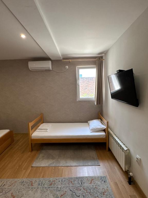 Postel nebo postele na pokoji v ubytování Apartments and Rooms L E F T RIVER Belgrade