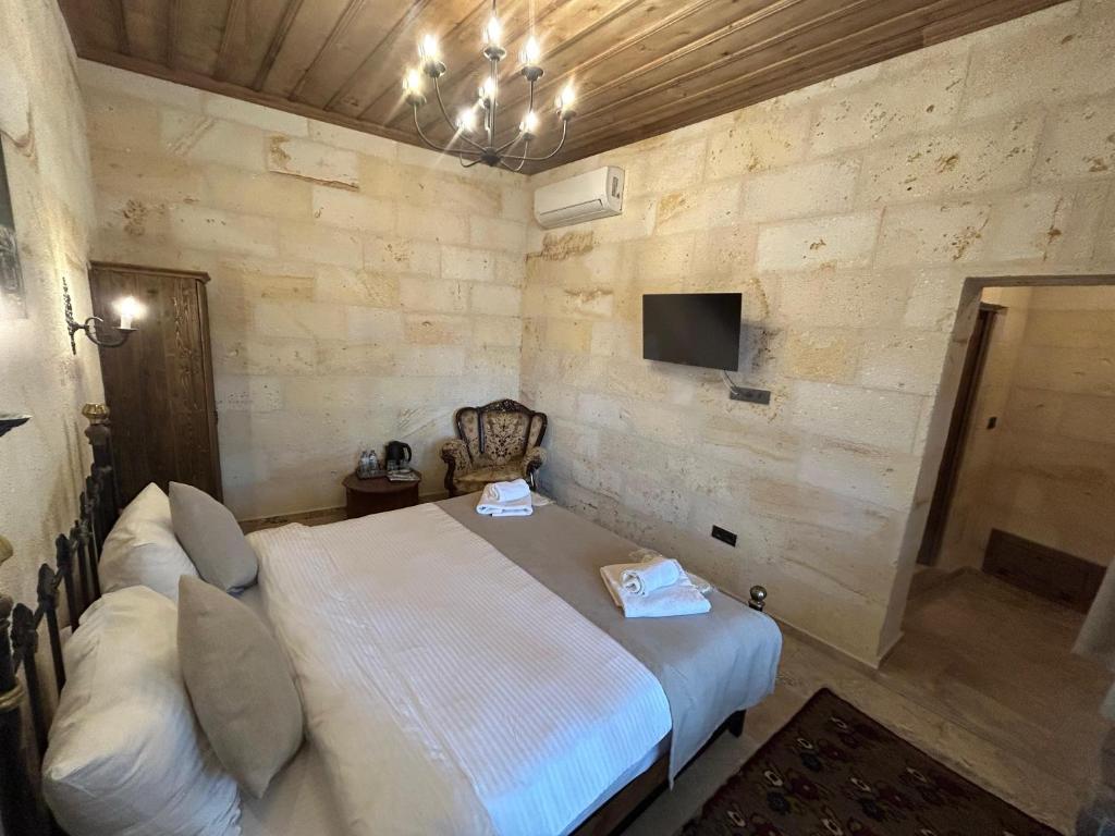 Postel nebo postele na pokoji v ubytování Library Cave House