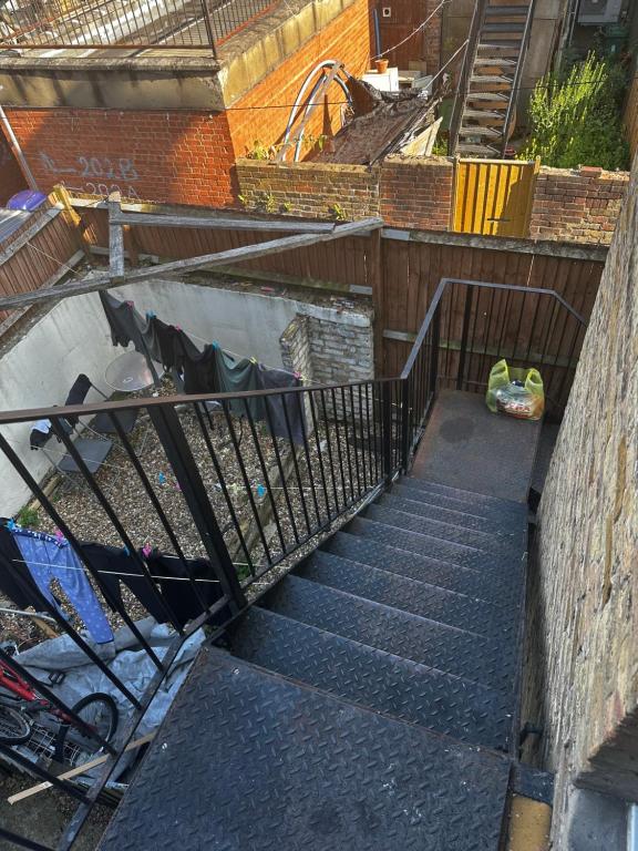 Un conjunto de escaleras que conducen a un edificio en Lucifer, en Londres