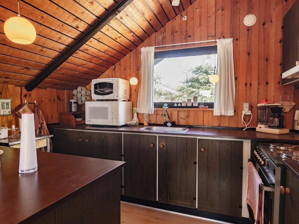 Kuchyň nebo kuchyňský kout v ubytování 8 person holiday home in Løgstør-By Traum