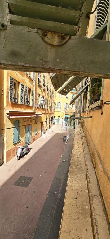 une vue sur une rue vide dans une ville dans l'établissement Grand T2 à deux pas de la mer au cœur du Vieux-Nice, à Nice