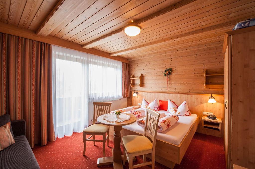 Postel nebo postele na pokoji v ubytování Gästehaus Alpenblick