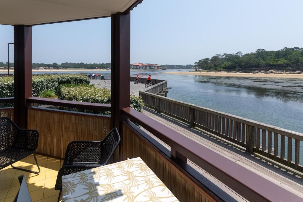 a balcony with a view of the beach and water at Appartement Lac marin in Vieux-Boucau-les-Bains