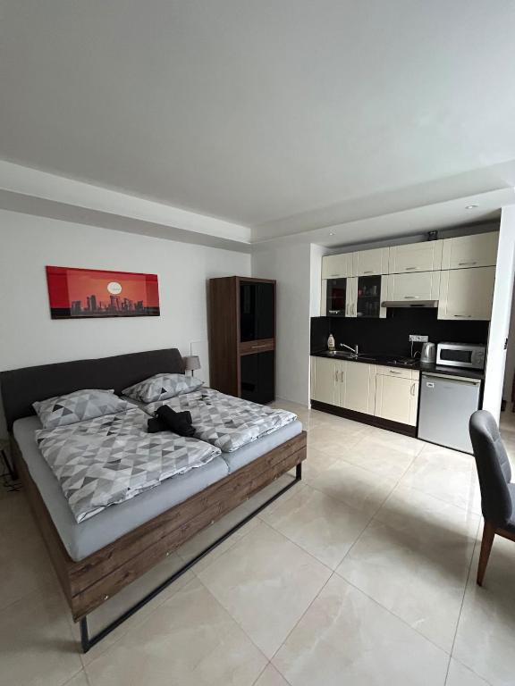 une chambre avec un grand lit et une cuisine dans l'établissement no9, Stylish apartment in Bratislava, à Bratislava