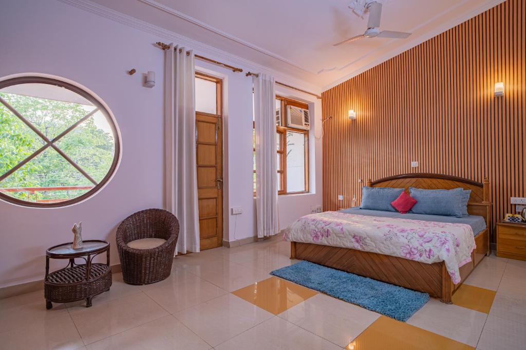 Postel nebo postele na pokoji v ubytování Ganga Moksha Homestay