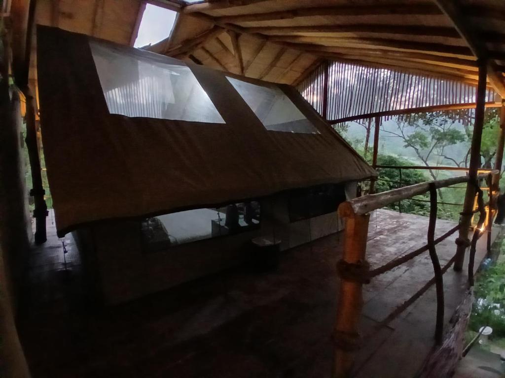 Balkón nebo terasa v ubytování Ella Retreat Hotel Glamping Tent For Nature Lovers