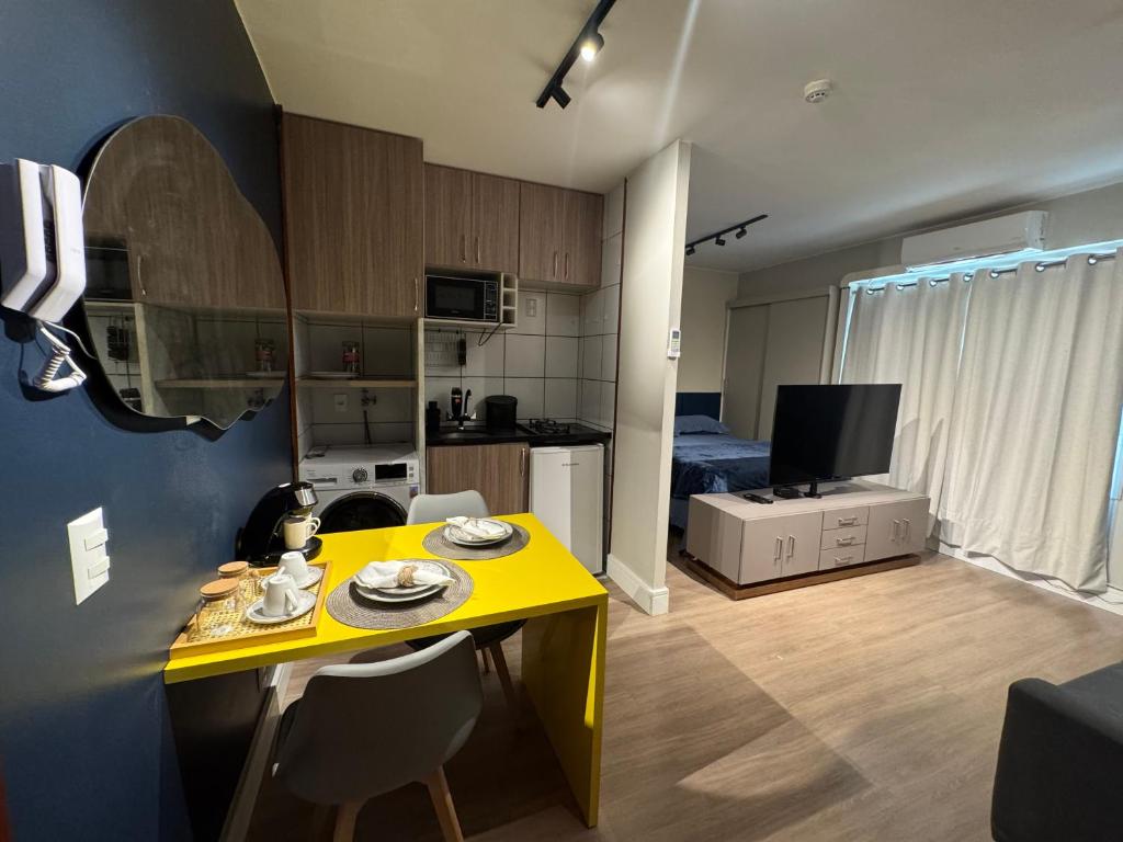 een kleine keuken met een gele tafel in een kamer bij Apto moderno, aconchegante e bem localizado, próximo a P Federal, ENAP, LBV, Aeroporto na Asa Sul - Brasília in Brasilia