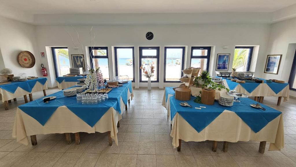 Een restaurant of ander eetgelegenheid bij Vel Marì - Rooms on the Beach
