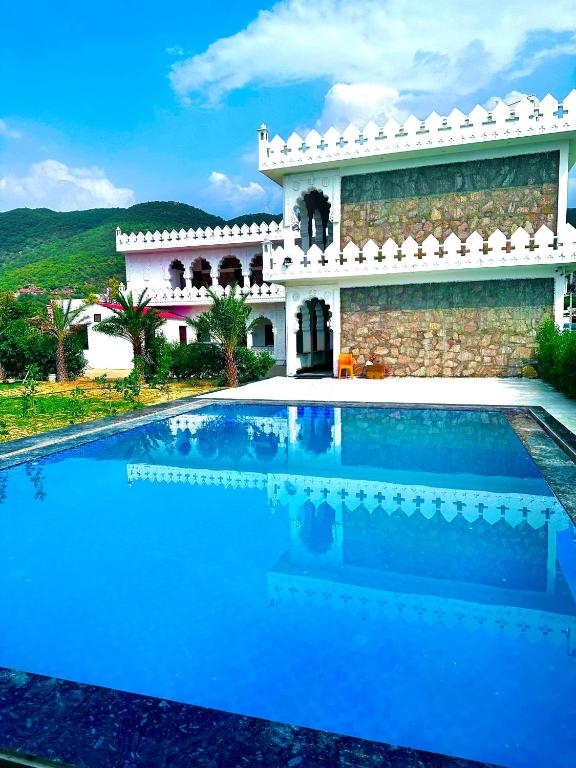 Bazén v ubytování Kesariya Bagh Resort Pushkar nebo v jeho okolí