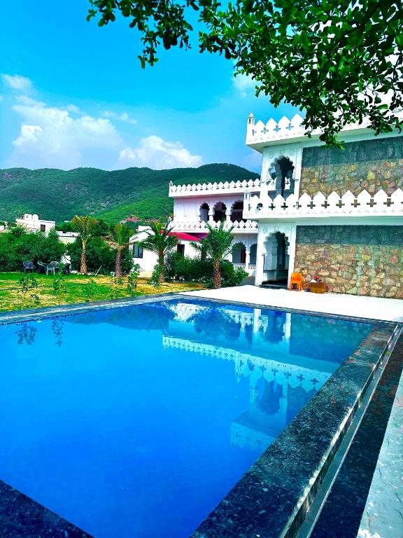 Bazén v ubytování Kesariya Bagh Resort Pushkar nebo v jeho okolí