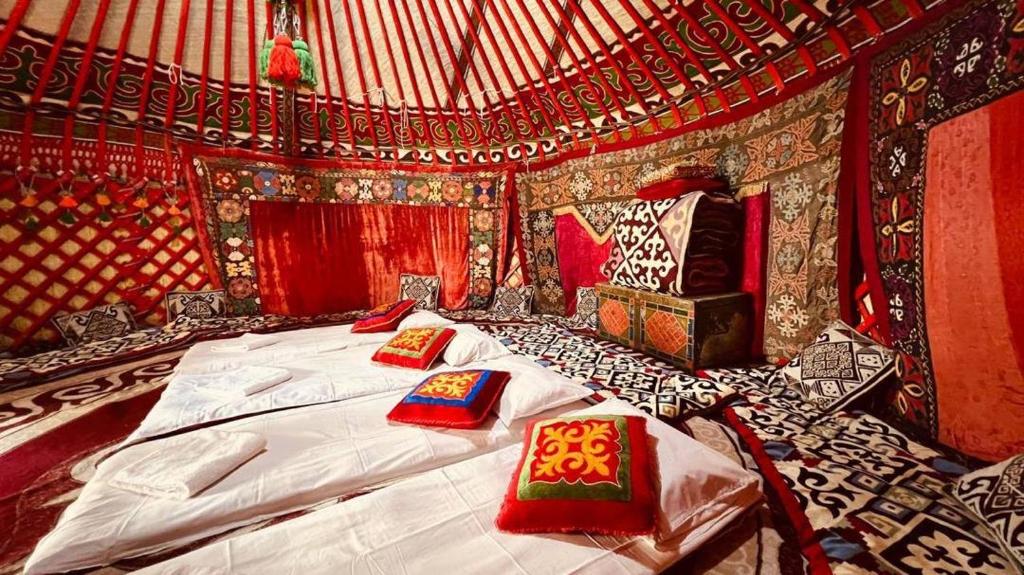 Ένα ή περισσότερα κρεβάτια σε δωμάτιο στο Nur Kyrgyz Guest House