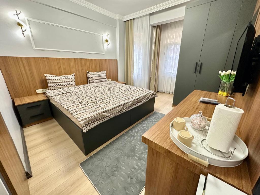Un pequeño dormitorio con una cama y una mesa. en Asil house, en Estambul