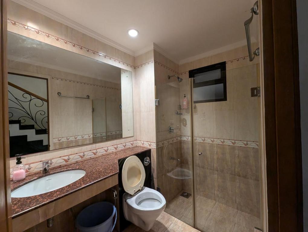 un bagno con wc, lavandino e doccia di 2BHK Flat in Arpora, 10 mins from Baga Beach ad Arpora