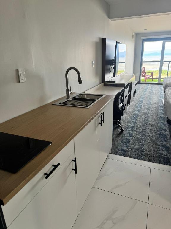 Kuchyň nebo kuchyňský kout v ubytování Sea Edge Motel