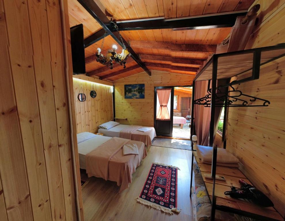 Postel nebo postele na pokoji v ubytování Rooms Merlika -Inside the Castle-