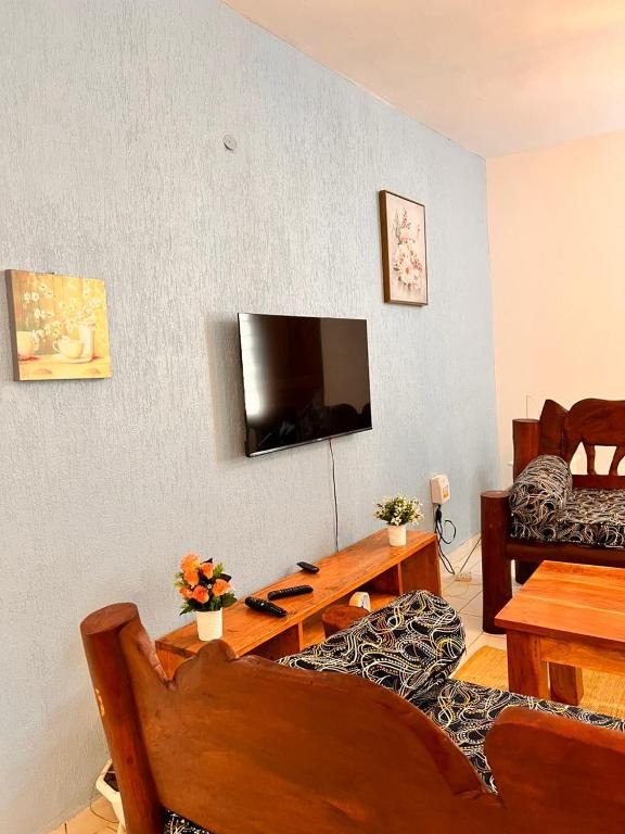 TV a/nebo společenská místnost v ubytování Honeydream Villa