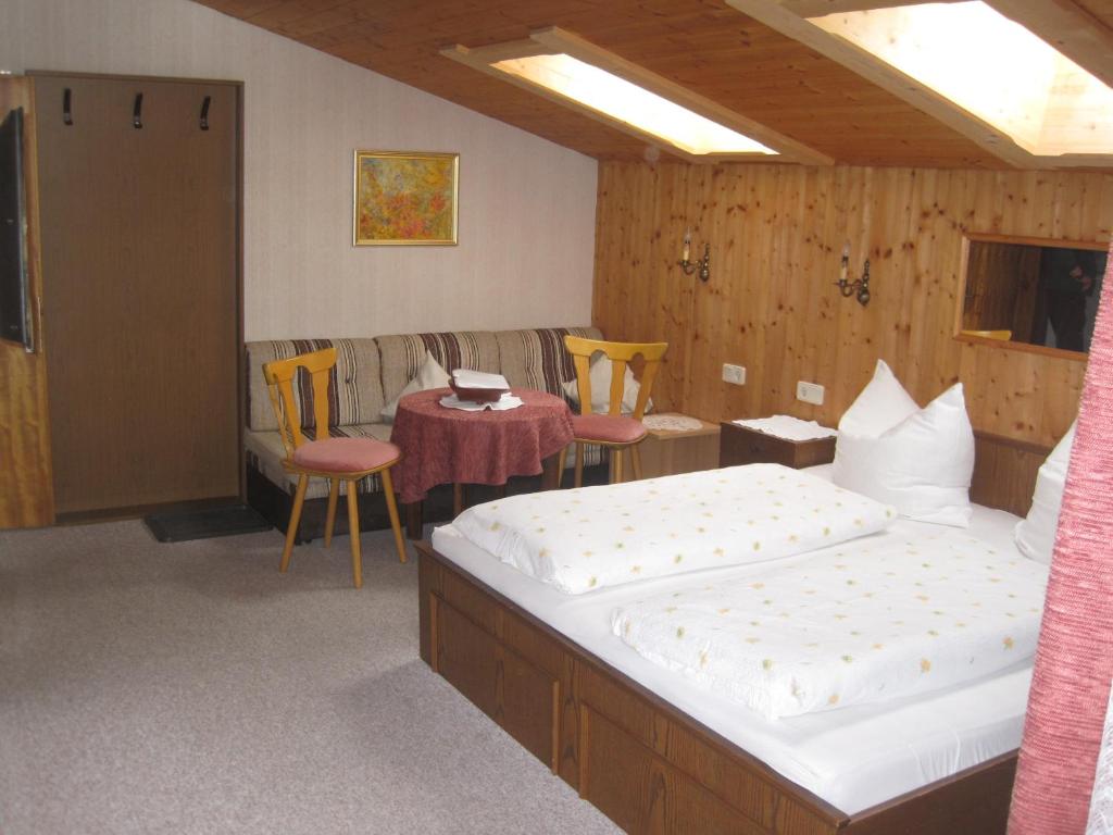 Postel nebo postele na pokoji v ubytování Gästehaus Lackner
