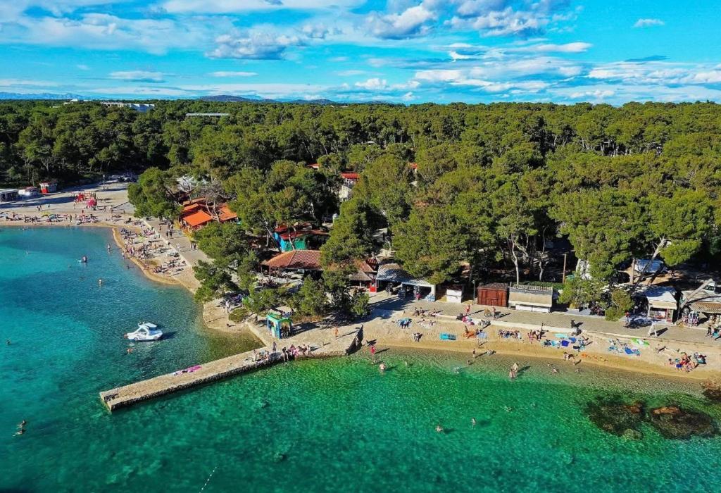 Gallery image of Mobile home Lea, kamp Soline in Biograd na Moru
