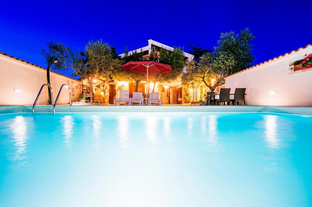 Bazén v ubytovaní Olive House Zadar alebo v jeho blízkosti