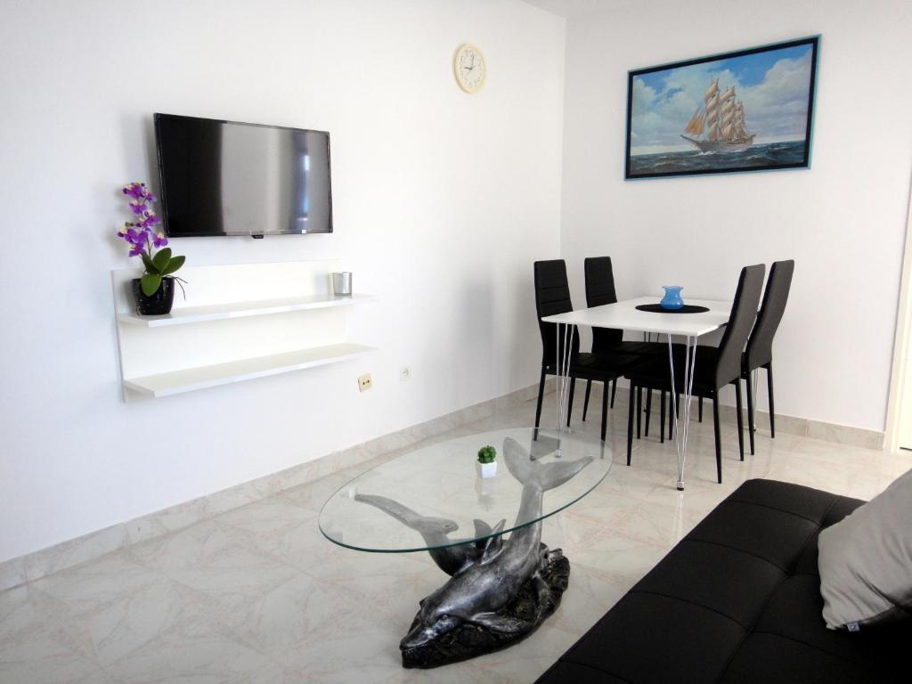 Televízia a/alebo spoločenská miestnosť v ubytovaní Apartments Blu Mare