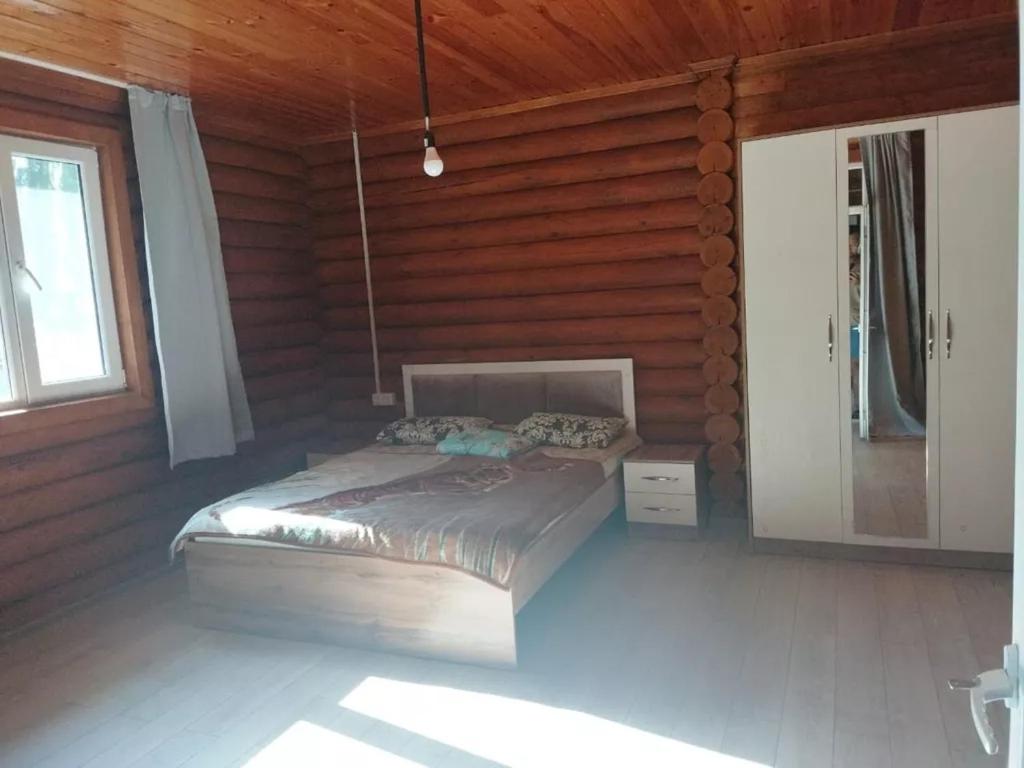 Ένα ή περισσότερα κρεβάτια σε δωμάτιο στο Коттедж
