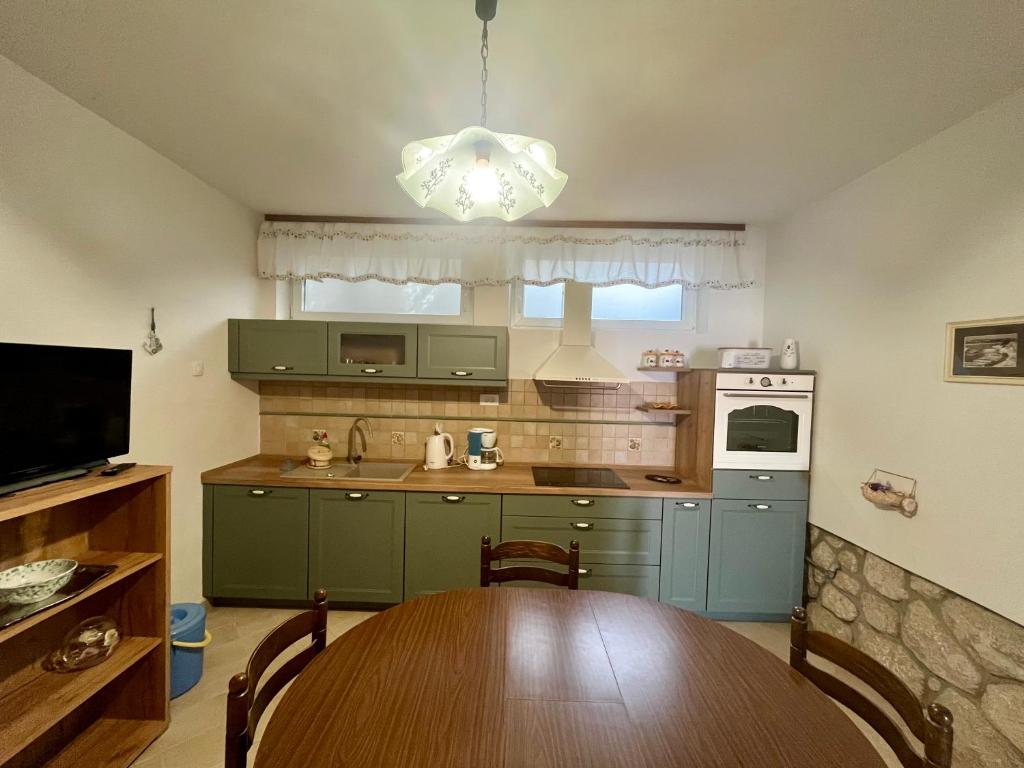 Kuchyň nebo kuchyňský kout v ubytování Apartmani Pavat