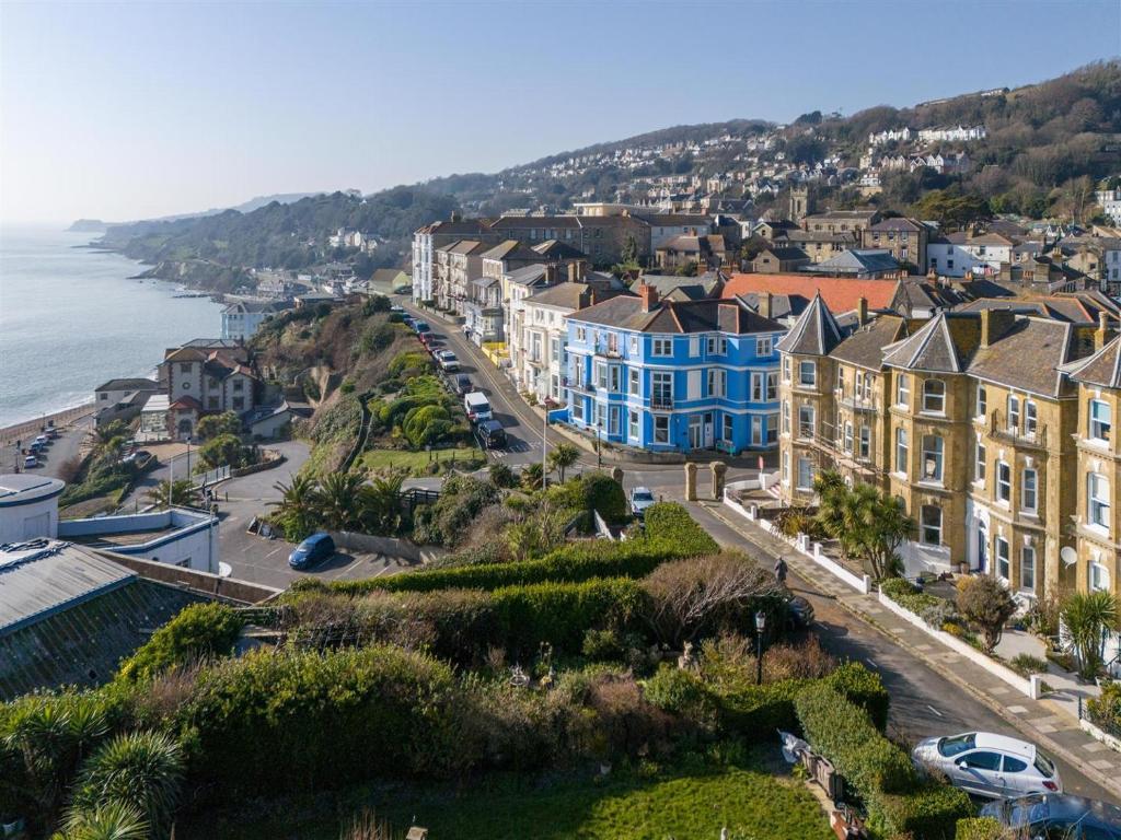 una hilera de casas en una colina junto al océano en Villa Lavinia, en Ventnor