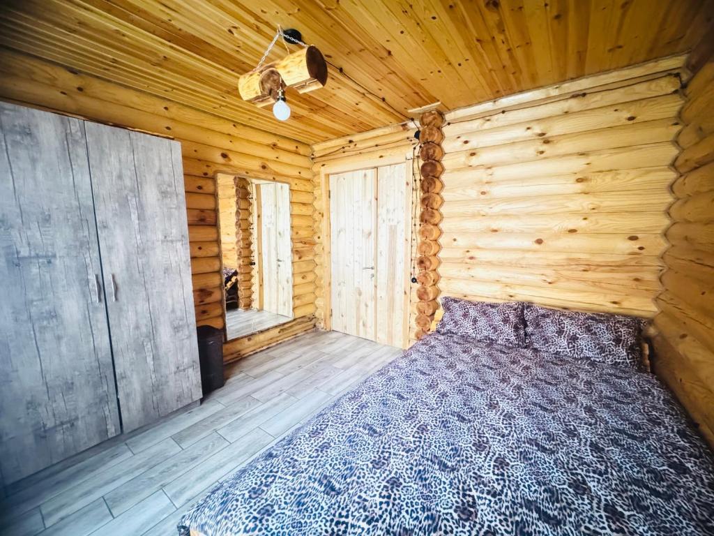 Postel nebo postele na pokoji v ubytování Деревянный дом