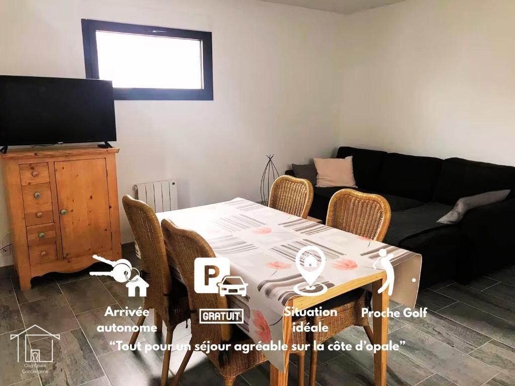 un salon avec une table et un canapé dans l'établissement Petite maison de vacances proche de la mer, à Wimereux