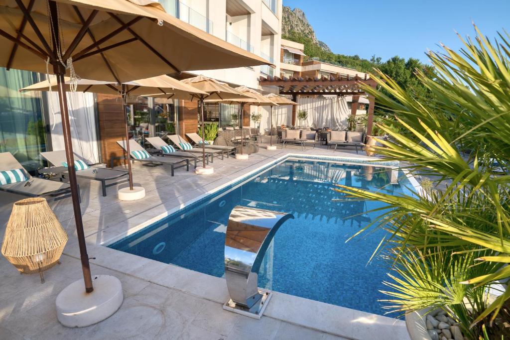 Bazén v ubytování Boutique Hotel R Palazzo nebo v jeho okolí