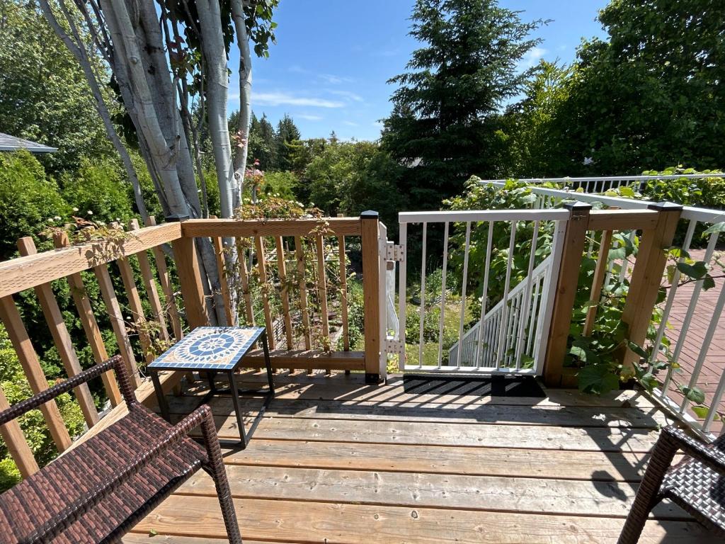 Balkón nebo terasa v ubytování North Nanaimo Gem - Garden-View Room with Private Ensuite