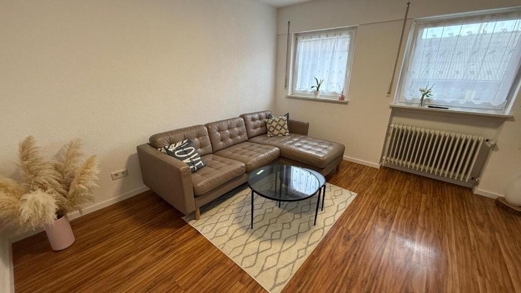 un soggiorno con un divano e un tavolo di Nisas Ferienwohnung a Bad Säckingen