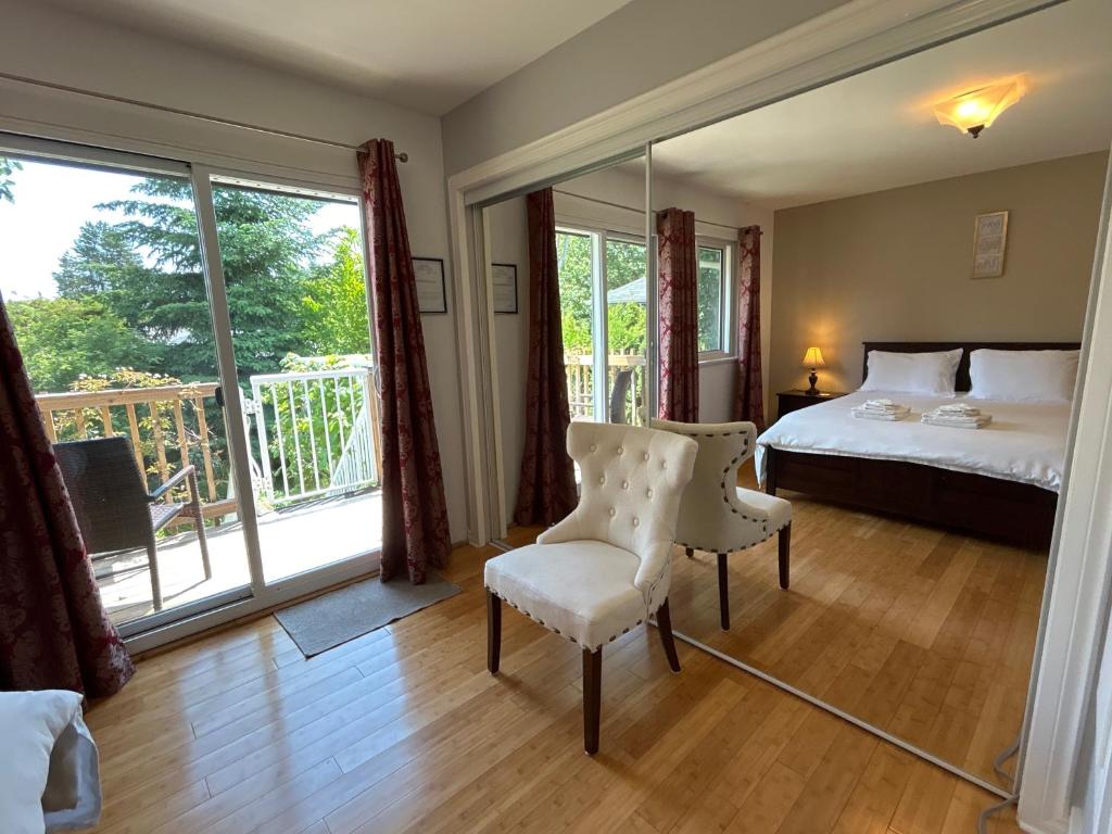Postel nebo postele na pokoji v ubytování North Nanaimo Gem - Garden-View Room with Private Ensuite