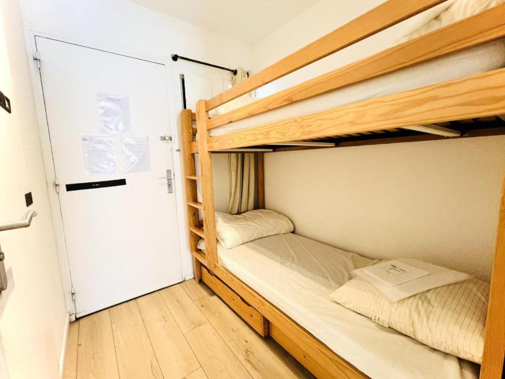Posteľ alebo postele v izbe v ubytovaní Port Vincent - Studio climatisé avec wifi vue piscine MAE-8374