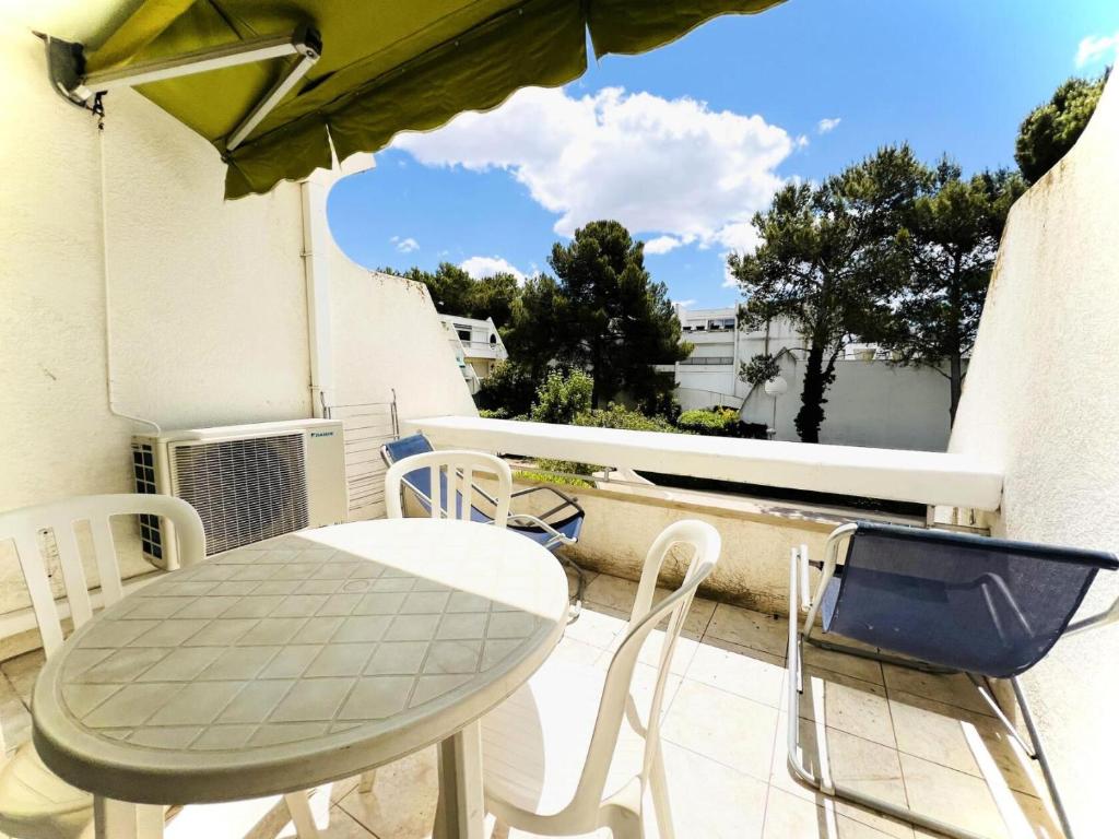 Balkón alebo terasa v ubytovaní Port Vincent - Studio climatisé avec wifi vue piscine MAE-8374